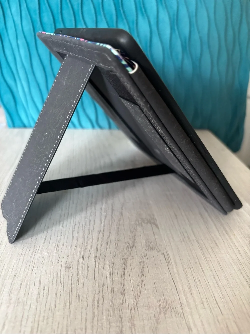 Kindle Oasis 10th Generation wth Standing Case